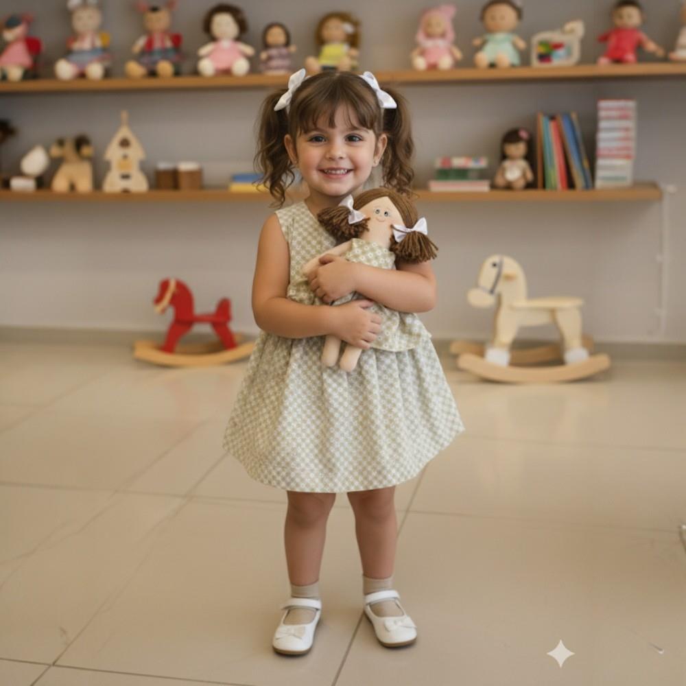 Vestido e boneca, estampa xadrez  e coração verde